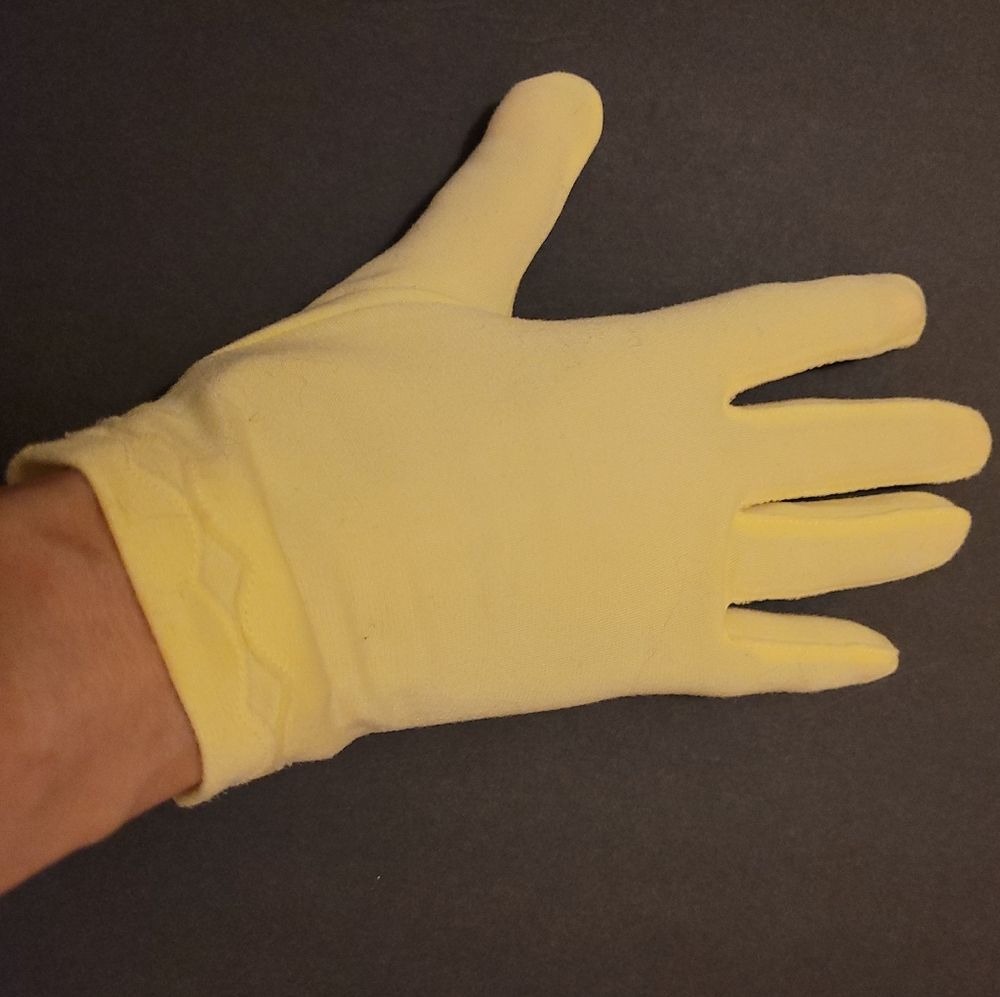 VINTAGE MOD 1960s YELLOW NYLON GLOVES Size 6 - 6 1/2 -7 Wrist length FOWNES NWOT